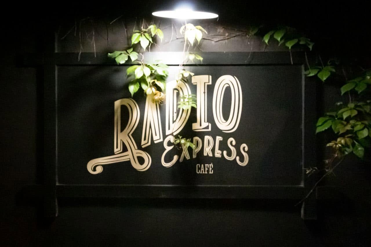 El letrero de Radio Express Café pintado en su pared, de noche